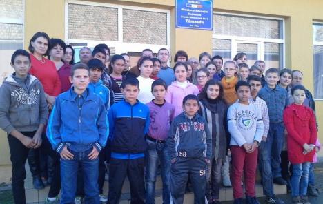 Elevii romi din Tămaşda, educaţi să rămână în şcoală (FOTO)